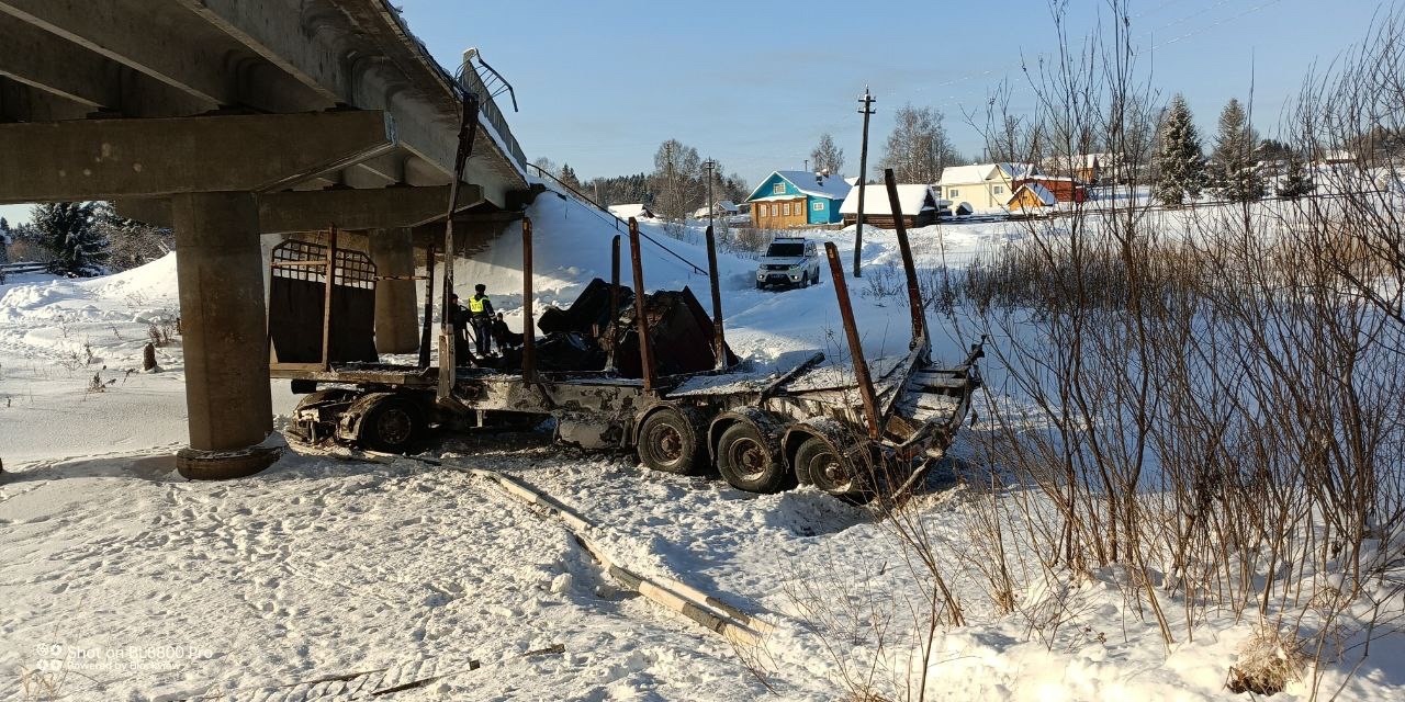 Лесовоз пробил ограждение и рухнул с моста под Никольском